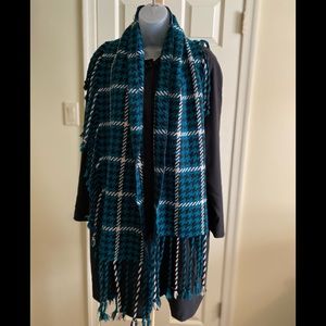 Lovely teal/black/white houndstooth pattern long scarf with fringes